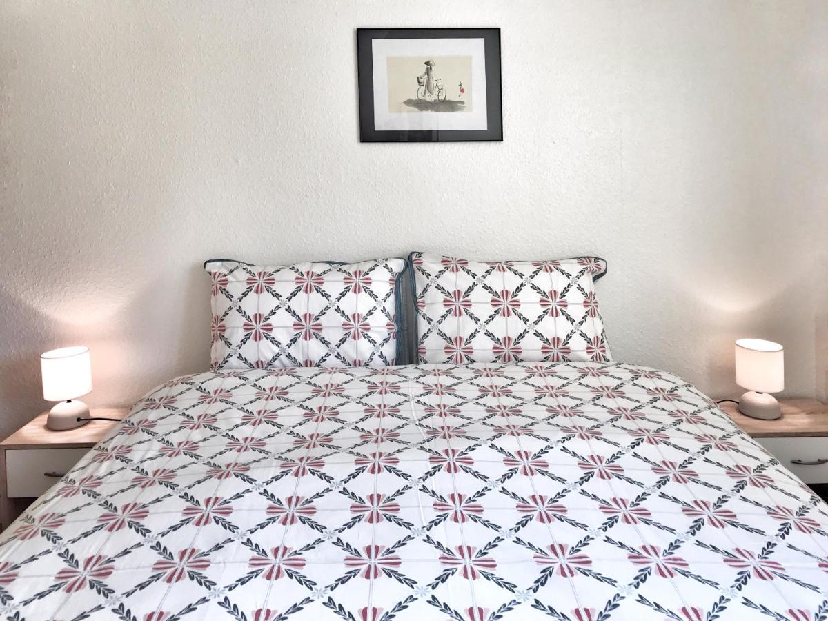Bed & Breakfast Lindo Lugar - Just A 7 Minute Walk From The Airport *
